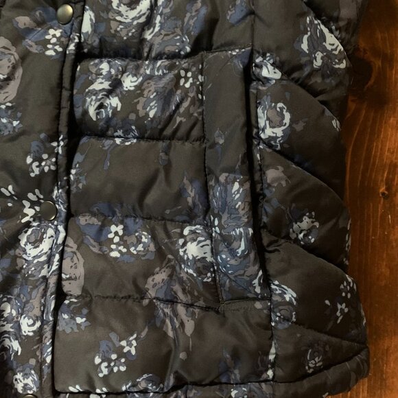Gap Blue Floral Women's Small Quilted Puffer Full Zip Snap Overlay Chic Vest EUC - Picture 9 of 14